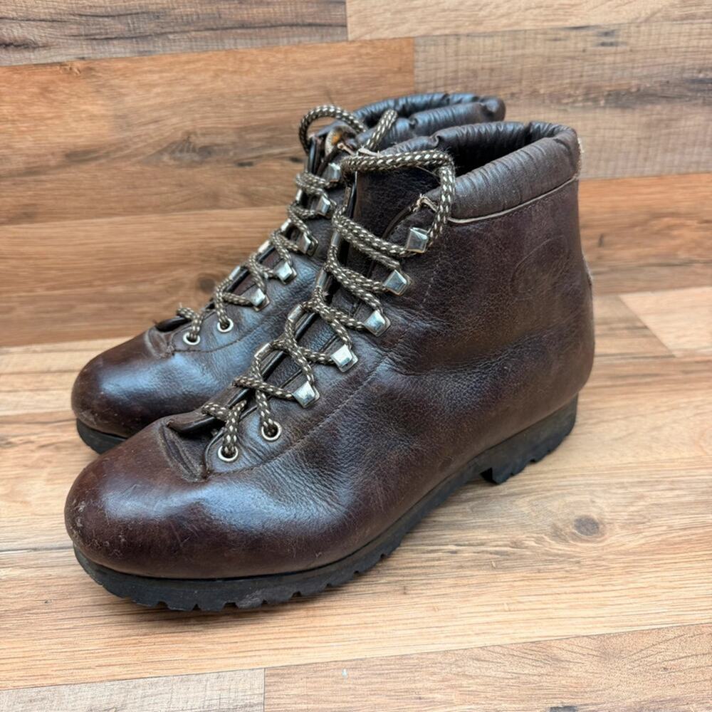 Vtg Bass men size 8 brown Leather Hiking Boots Vibram Sole